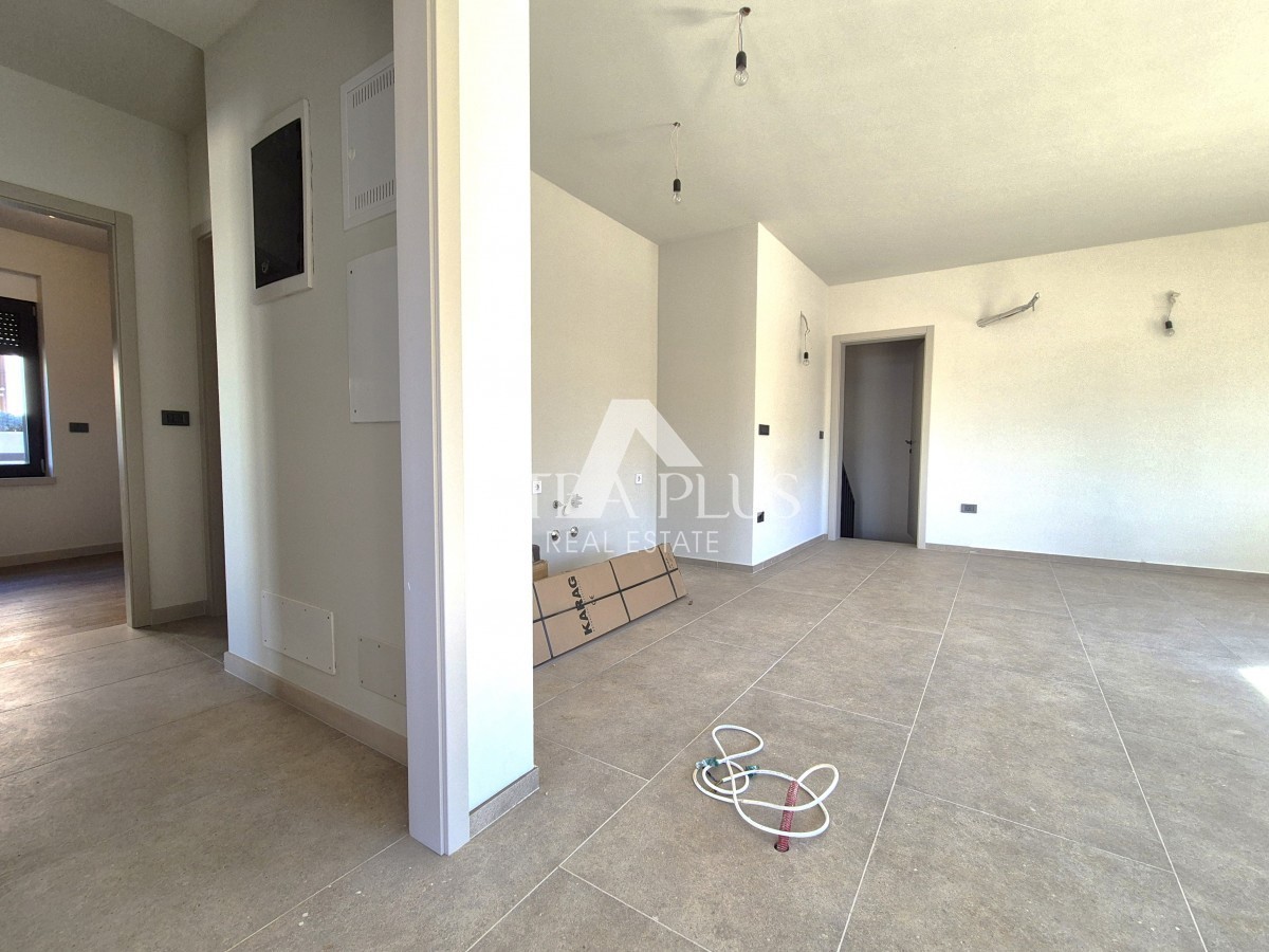 Poreč 1500m od morja - Stanovanje v pritličju z dvoriščem - moderna, kakovostna novogradnja!