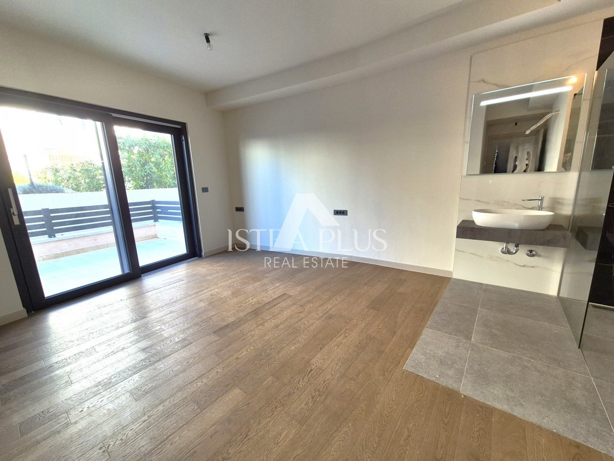 Poreč 1500m od morja - Stanovanje v pritličju z dvoriščem - moderna, kakovostna novogradnja!