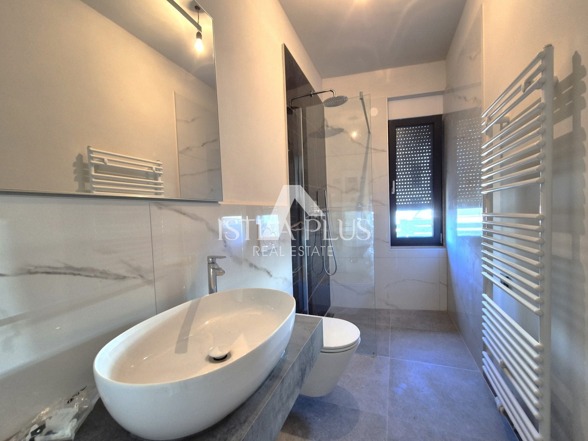 Poreč 1500m od morja - Stanovanje v pritličju z dvoriščem - moderna, kakovostna novogradnja!