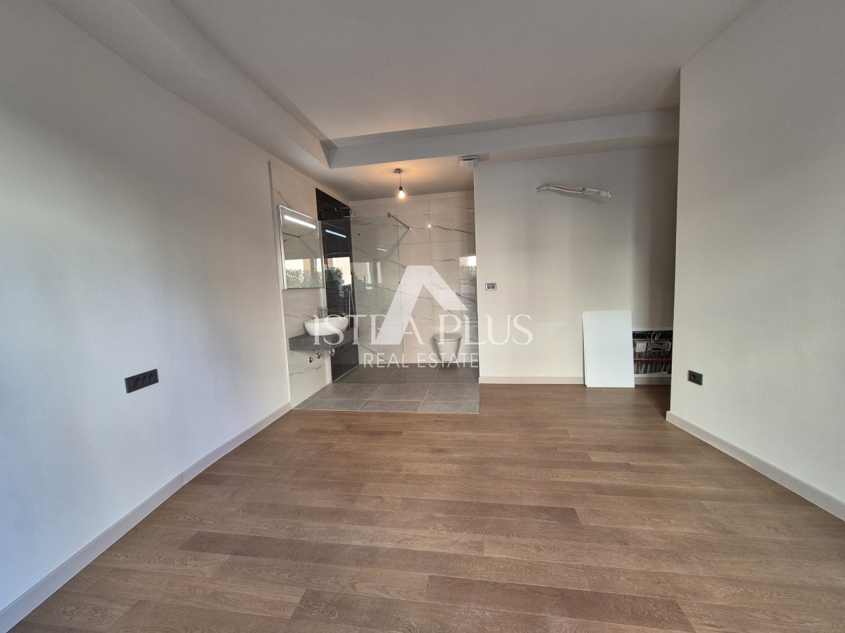 Poreč 1500m od morja - Stanovanje v pritličju z dvoriščem - moderna, kakovostna novogradnja!