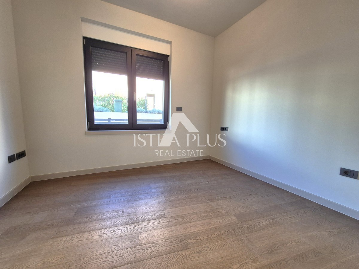 Poreč 1500m od morja - Stanovanje v pritličju z dvoriščem - moderna, kakovostna novogradnja!