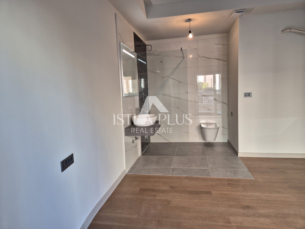 Poreč 1500m od morja - Stanovanje v pritličju z dvoriščem - moderna, kakovostna novogradnja!