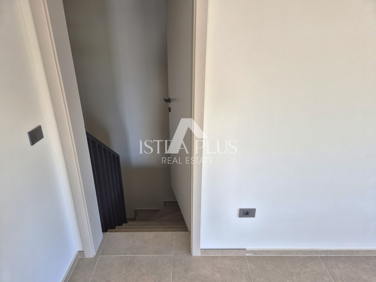 Poreč 1500m od morja - Stanovanje v pritličju z dvoriščem - moderna, kakovostna novogradnja!