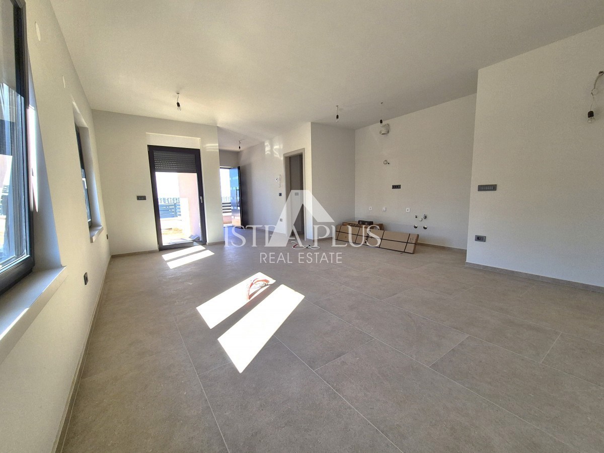 Poreč 1500m od morja - Stanovanje v pritličju z dvoriščem - moderna, kakovostna novogradnja!