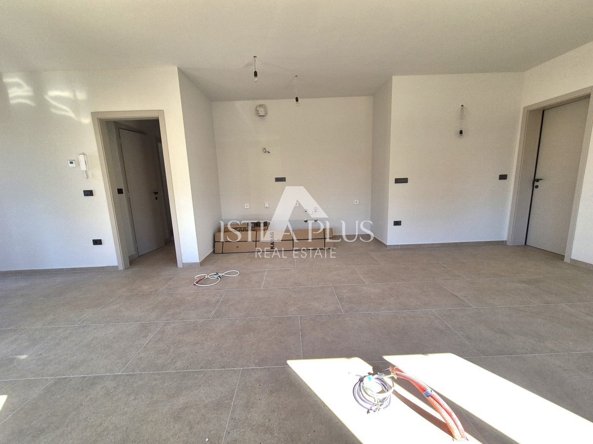 Poreč 1500m od morja - Stanovanje v pritličju z dvoriščem - moderna, kakovostna novogradnja!