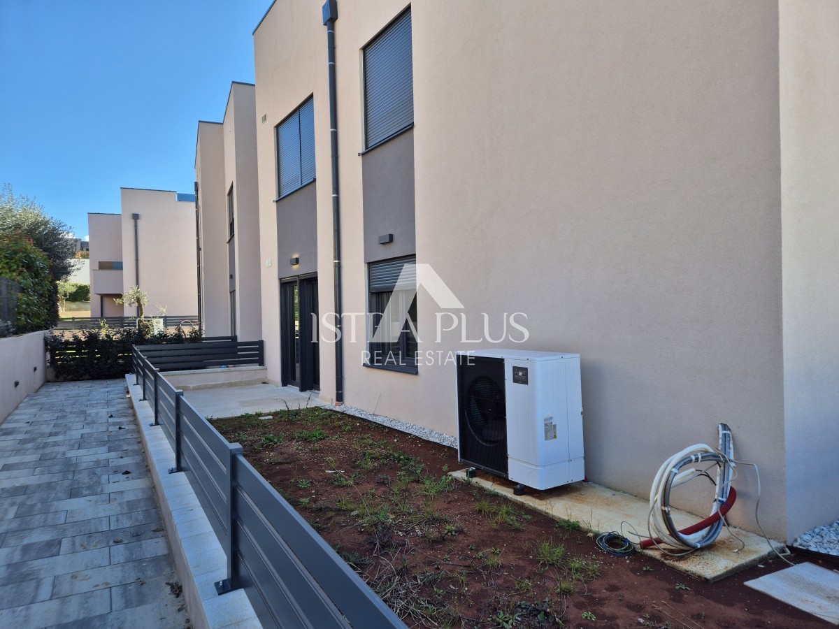 Poreč 1500m od morja - Stanovanje v pritličju z dvoriščem - moderna, kakovostna novogradnja!