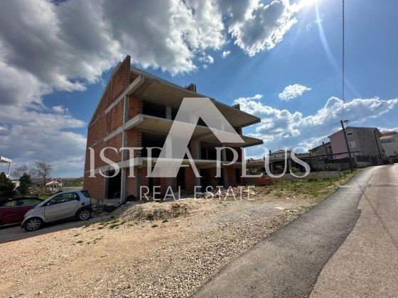 Stanovanje v novogradnji 2 km od morja – pritličje, dvorišče + bazen