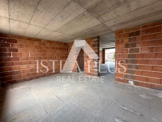 Stanovanje v novogradnji 2 km od morja – pritličje, dvorišče + bazen