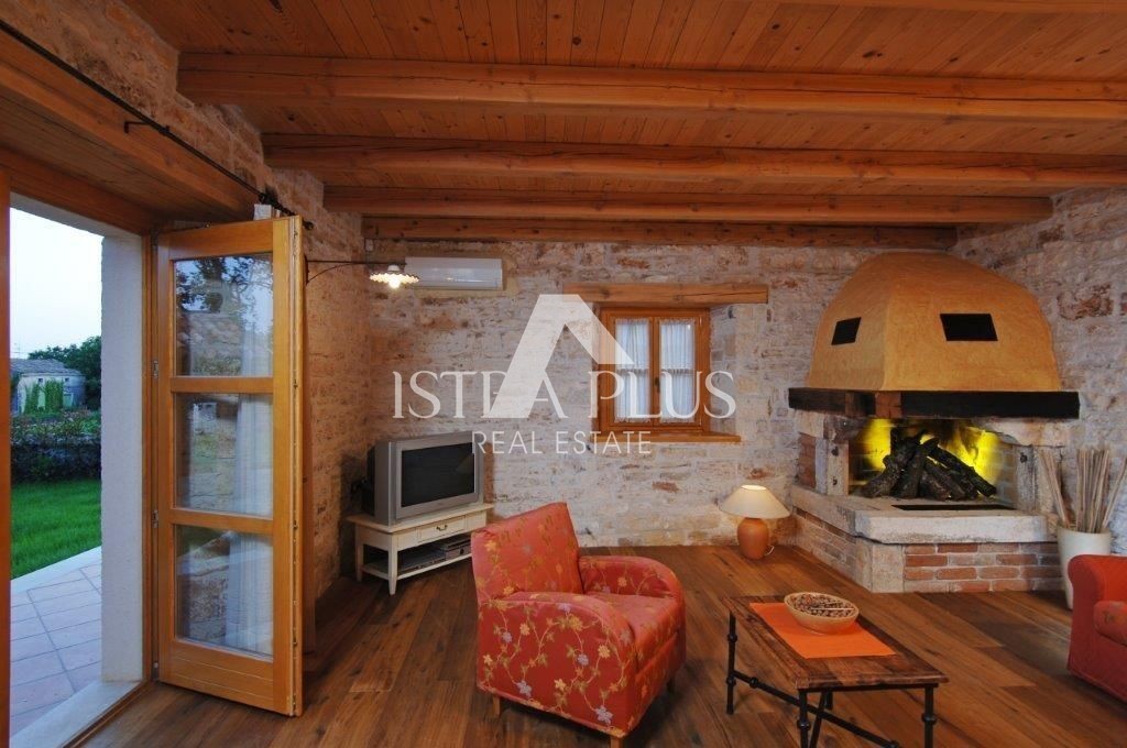 ČUDOVITA KAMNITA VILA Z BAZENOM IN LETO KUHINJO