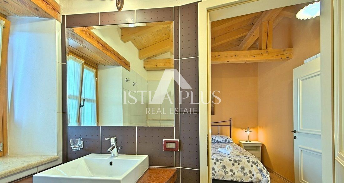 ČUDOVITA KAMNITA VILA Z BAZENOM IN LETO KUHINJO