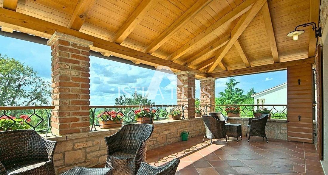 ČUDOVITA KAMNITA VILA Z BAZENOM IN LETO KUHINJO