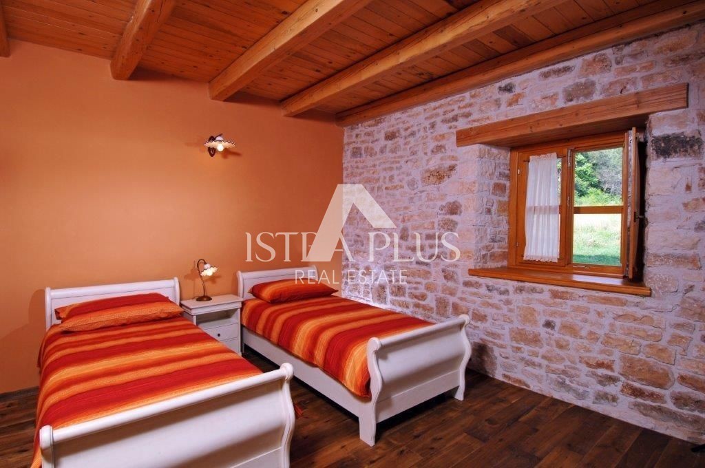 ČUDOVITA KAMNITA VILA Z BAZENOM IN LETO KUHINJO