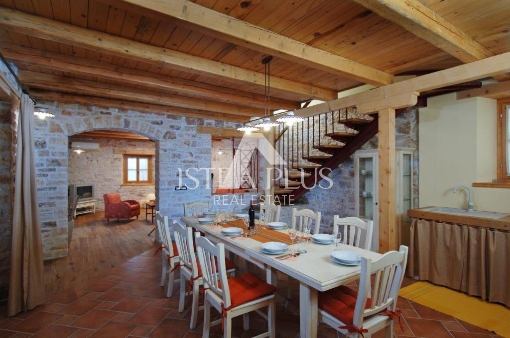 ČUDOVITA KAMNITA VILA Z BAZENOM IN LETO KUHINJO