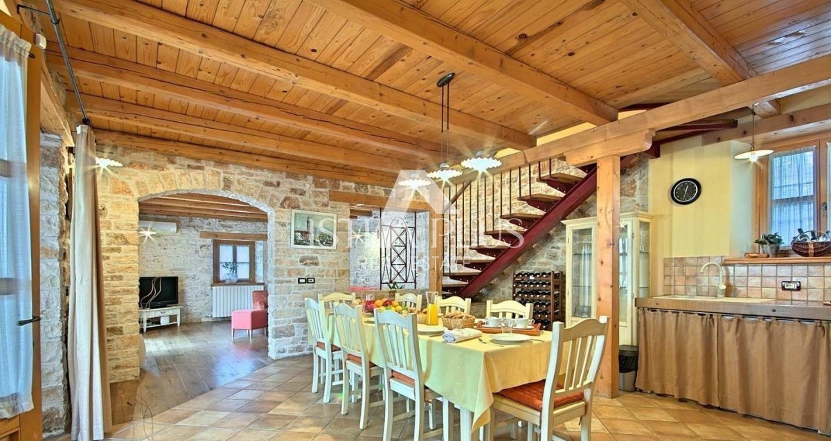 ČUDOVITA KAMNITA VILA Z BAZENOM IN LETO KUHINJO