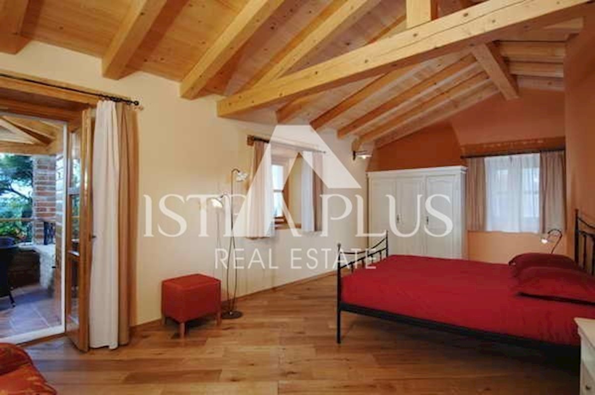 ČUDOVITA KAMNITA VILA Z BAZENOM IN LETO KUHINJO