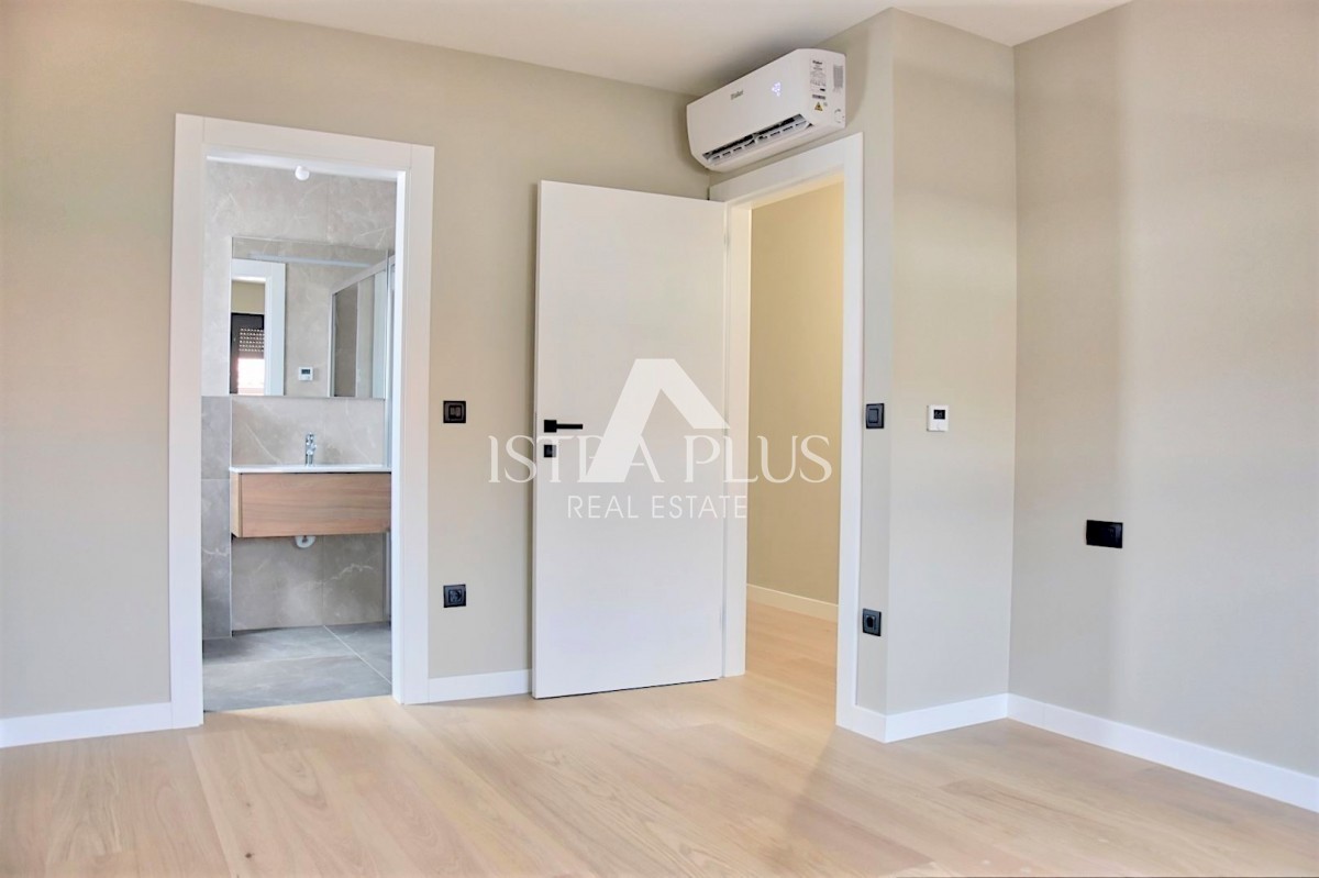 Ekskluziven penthouse s panoramo Poreča in morja, 5 spalnicami in garažo