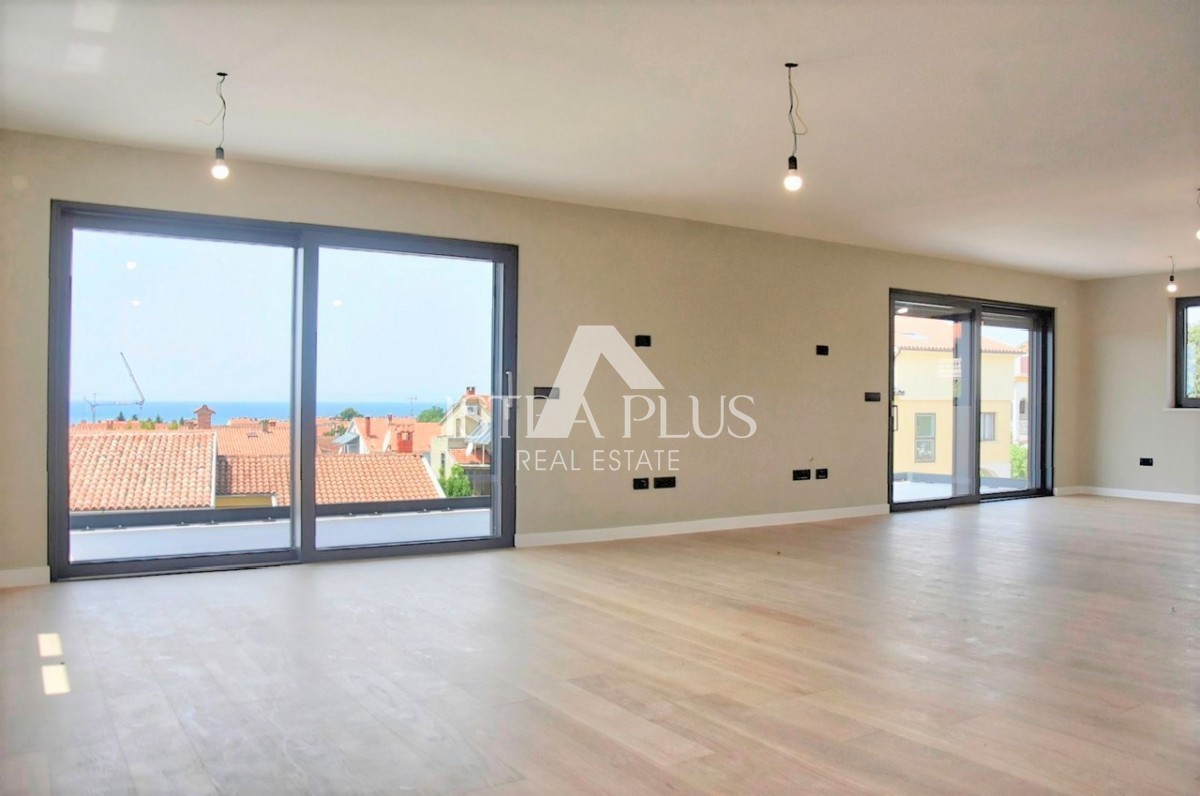 Ekskluziven penthouse s panoramo Poreča in morja, 5 spalnicami in garažo