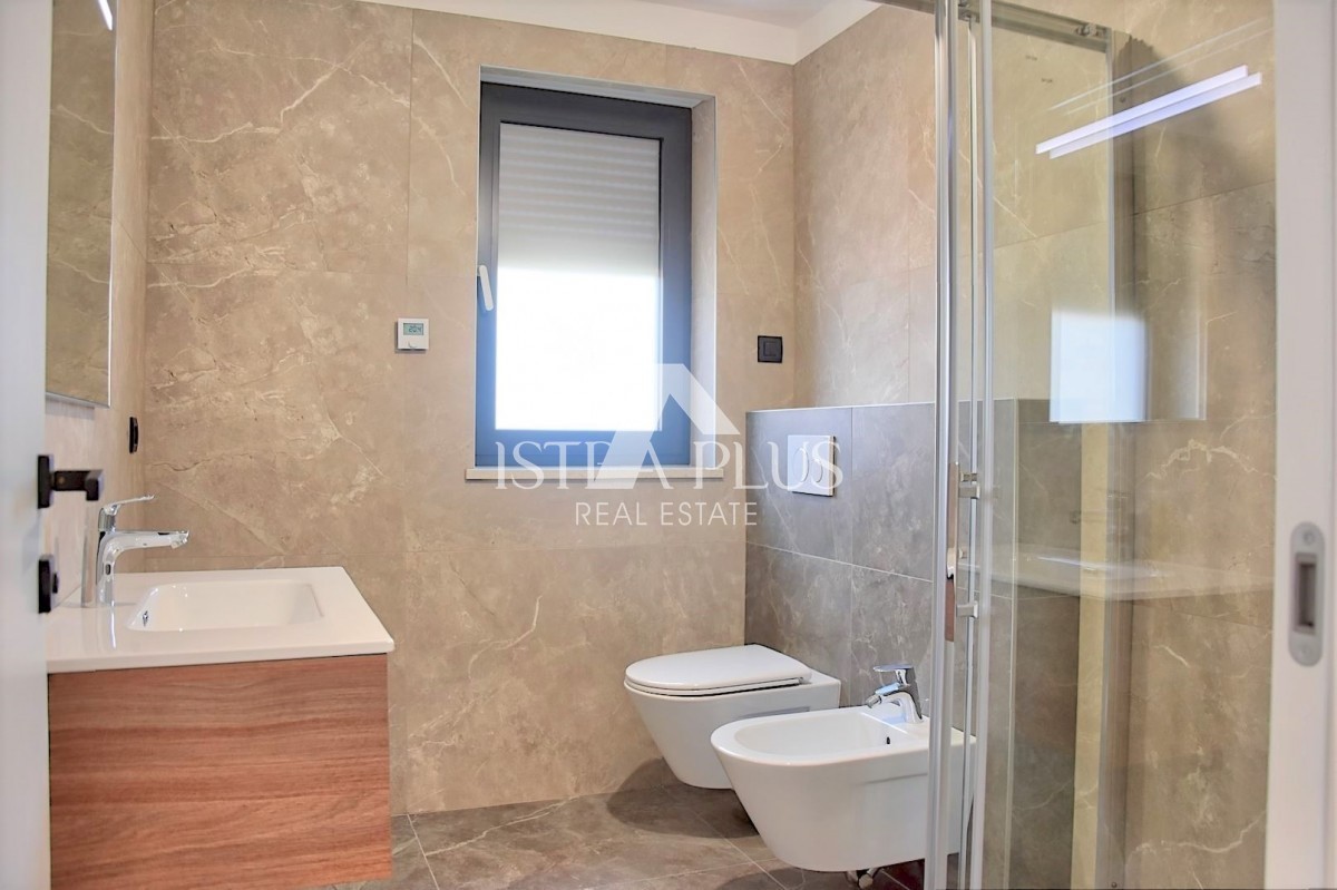 Ekskluziven penthouse s panoramo Poreča in morja, 5 spalnicami in garažo