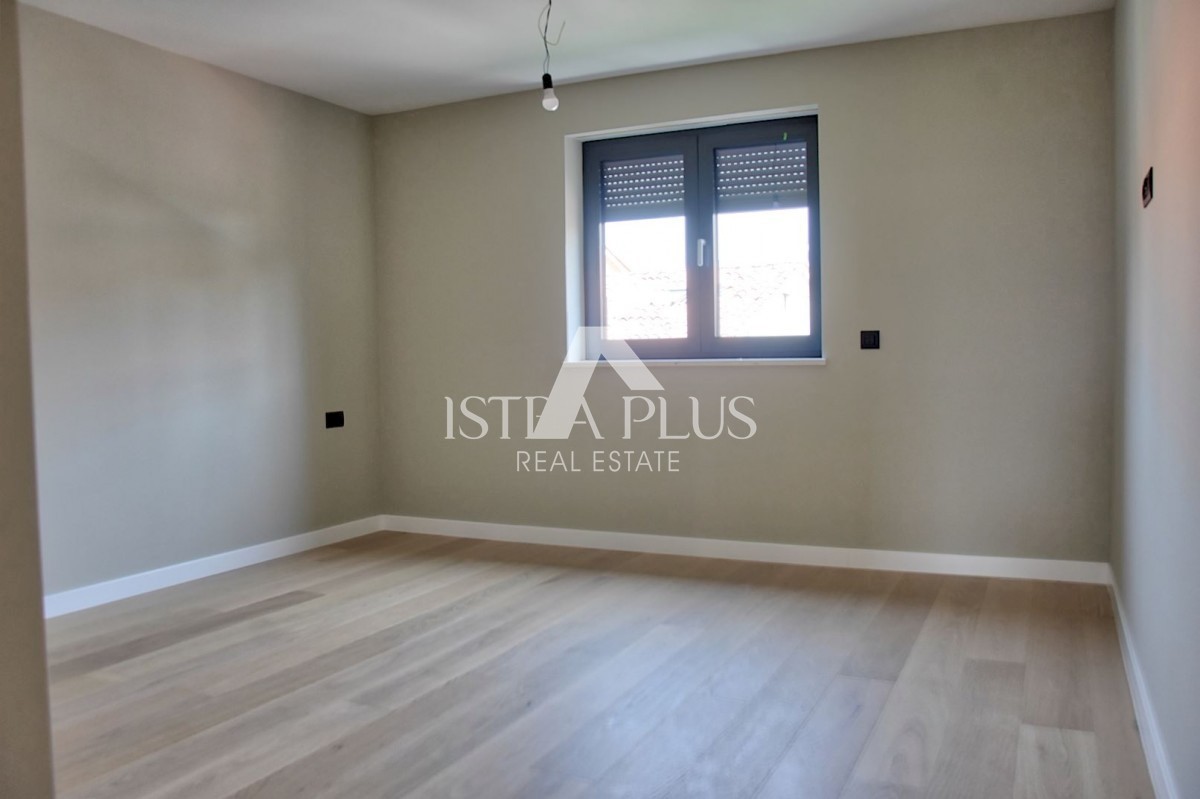 Ekskluziven penthouse s panoramo Poreča in morja, 5 spalnicami in garažo