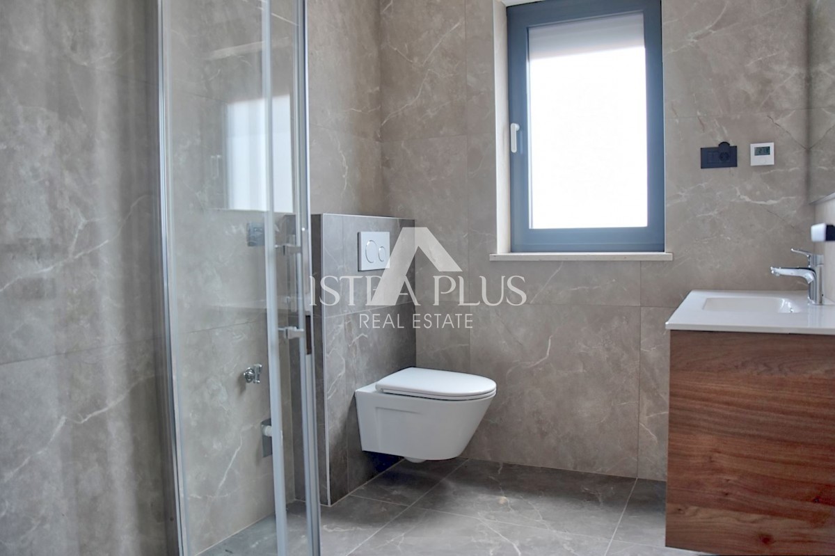 Ekskluziven penthouse s panoramo Poreča in morja, 5 spalnicami in garažo