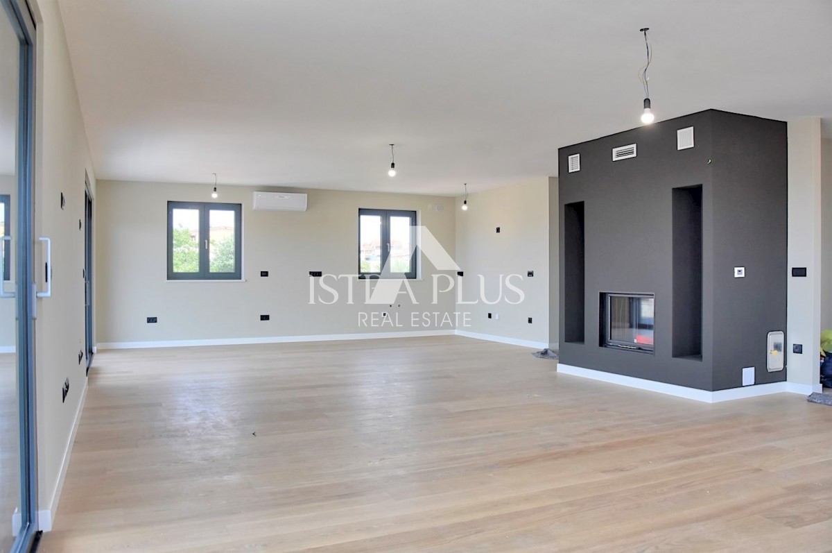 Ekskluziven penthouse s panoramo Poreča in morja, 5 spalnicami in garažo