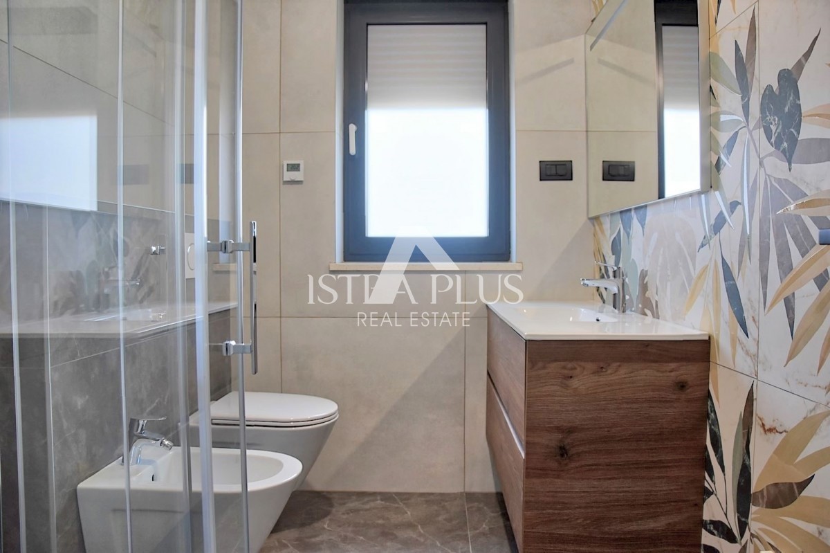 Ekskluziven penthouse s panoramo Poreča in morja, 5 spalnicami in garažo