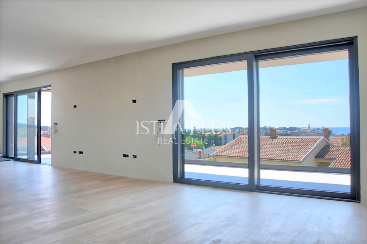 Ekskluziven penthouse s panoramo Poreča in morja, 5 spalnicami in garažo