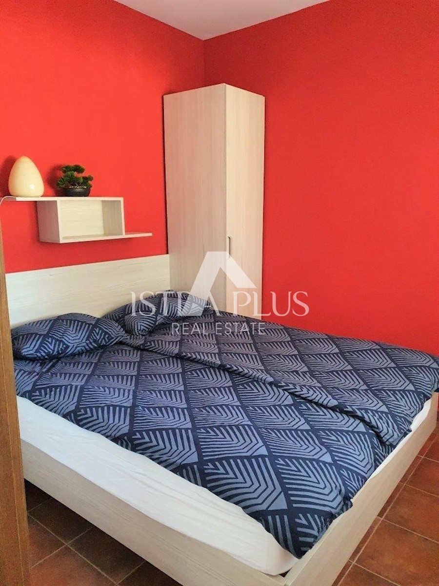 Hiša s tremi apartmaji in odprtim pogledom na morje, 2 km od morja!