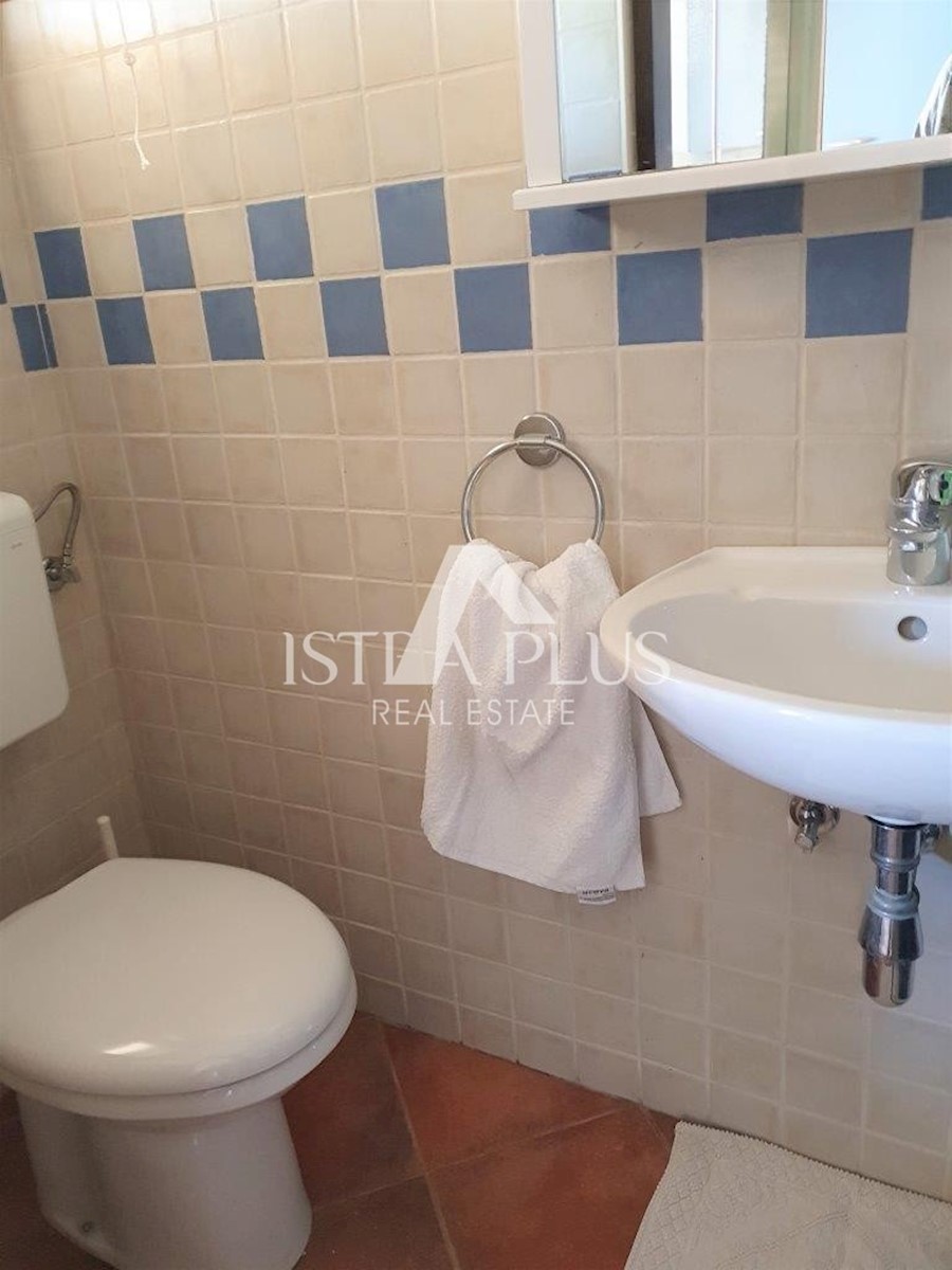Hiša s tremi apartmaji in odprtim pogledom na morje, 2 km od morja!