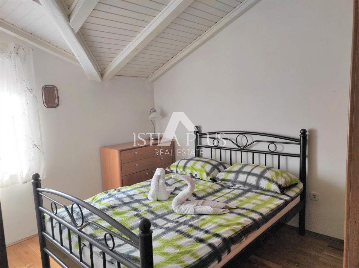 Hiša s tremi apartmaji in odprtim pogledom na morje, 2 km od morja!