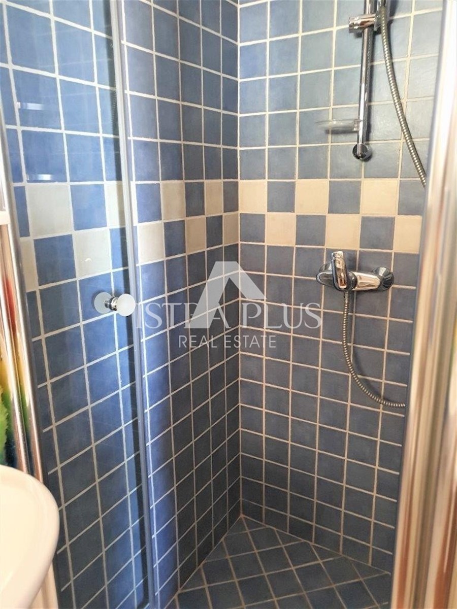 Hiša s tremi apartmaji in odprtim pogledom na morje, 2 km od morja!