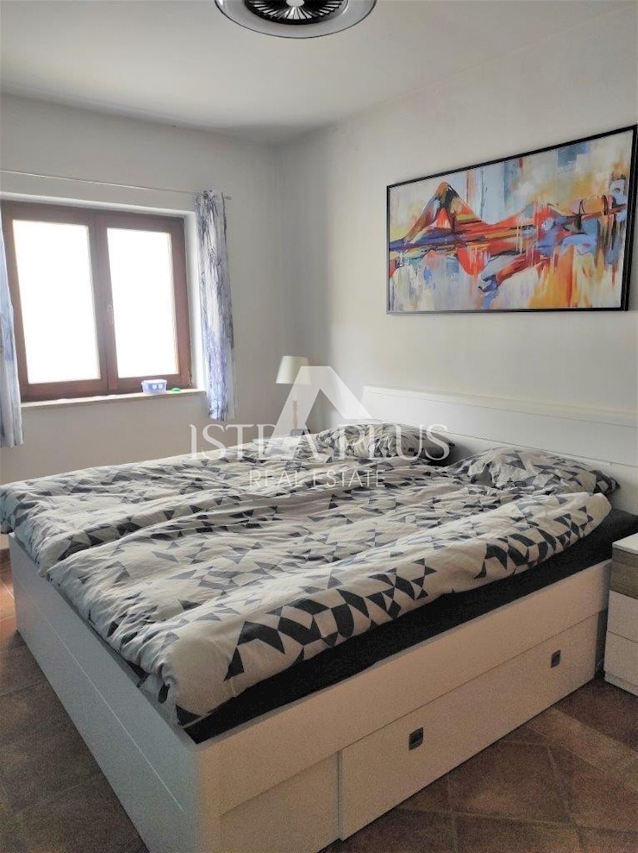 Hiša s tremi apartmaji in odprtim pogledom na morje, 2 km od morja!