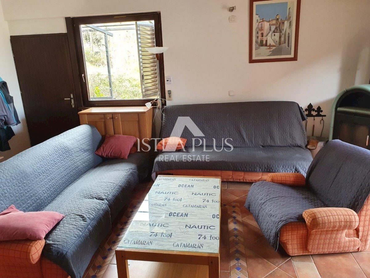 Hiša s tremi apartmaji in odprtim pogledom na morje, 2 km od morja!