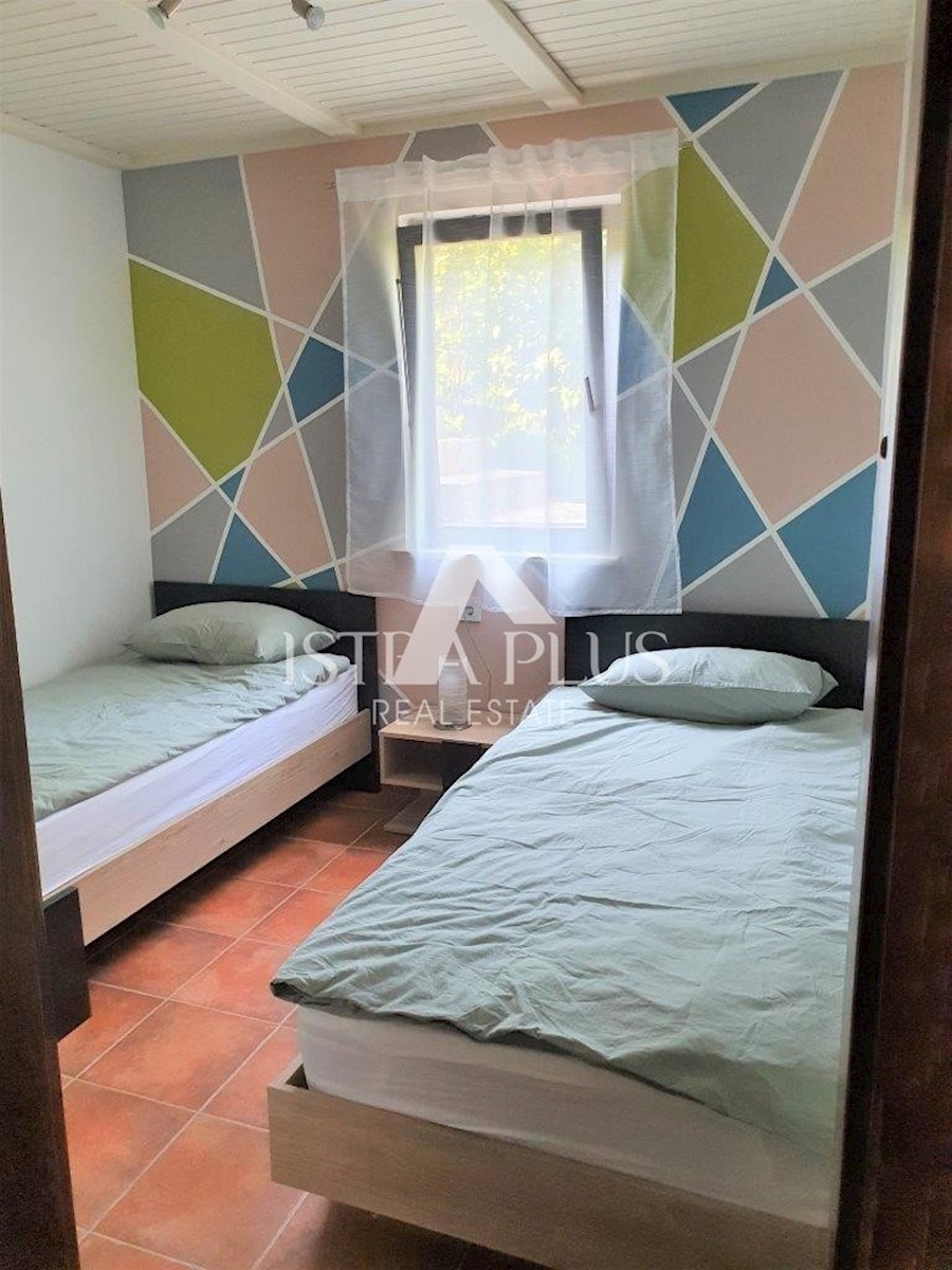 Hiša s tremi apartmaji in odprtim pogledom na morje, 2 km od morja!