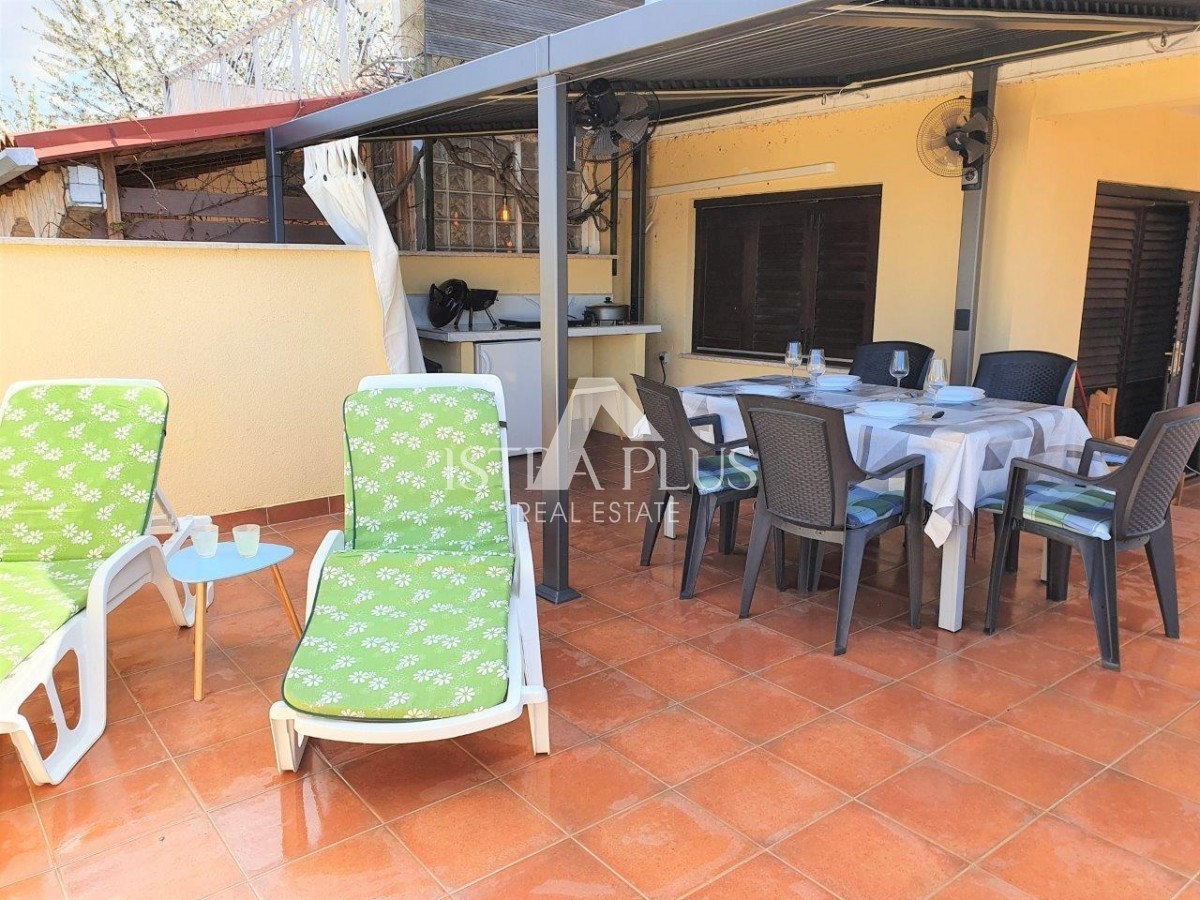 Hiša s tremi apartmaji in odprtim pogledom na morje, 2 km od morja!