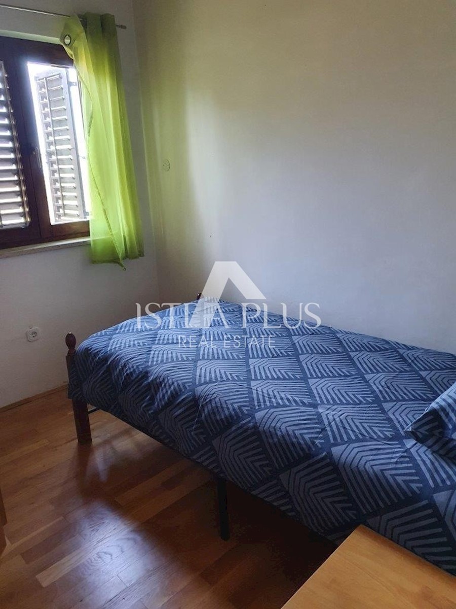Hiša s tremi apartmaji in odprtim pogledom na morje, 2 km od morja!