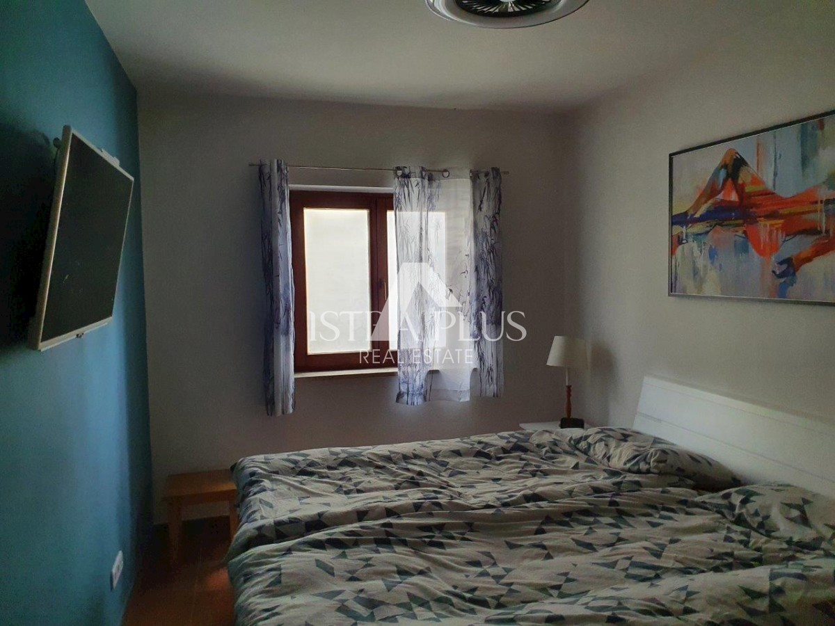 Hiša s tremi apartmaji in odprtim pogledom na morje, 2 km od morja!