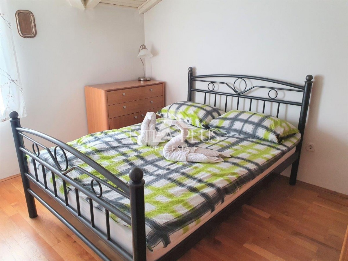 Hiša s tremi apartmaji in odprtim pogledom na morje, 2 km od morja!
