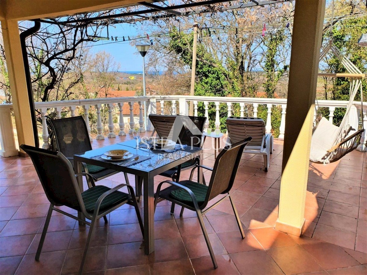 Hiša s tremi apartmaji in odprtim pogledom na morje, 2 km od morja!