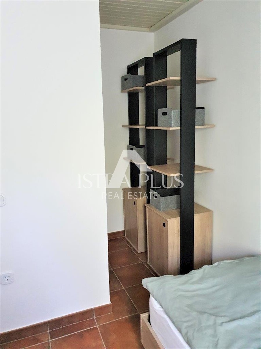 Hiša s tremi apartmaji in odprtim pogledom na morje, 2 km od morja!