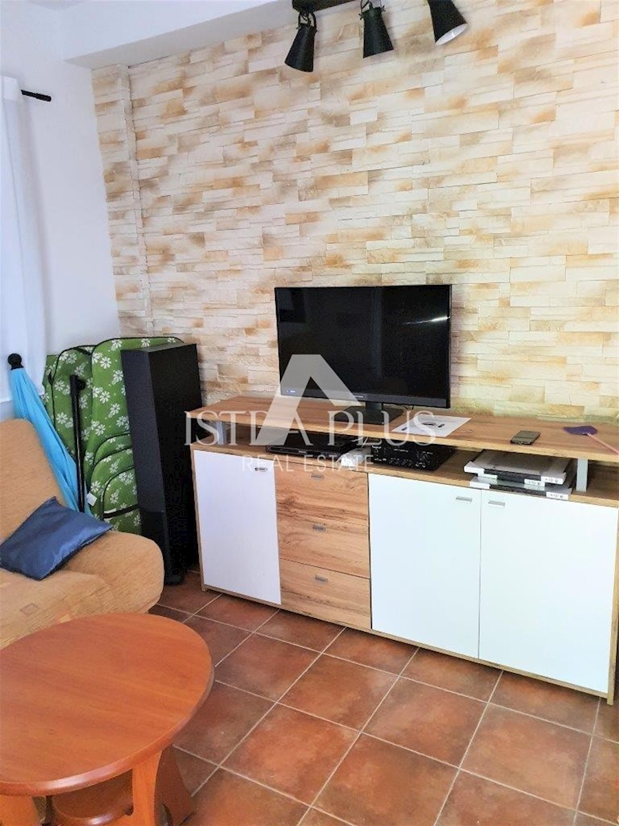 Hiša s tremi apartmaji in odprtim pogledom na morje, 2 km od morja!