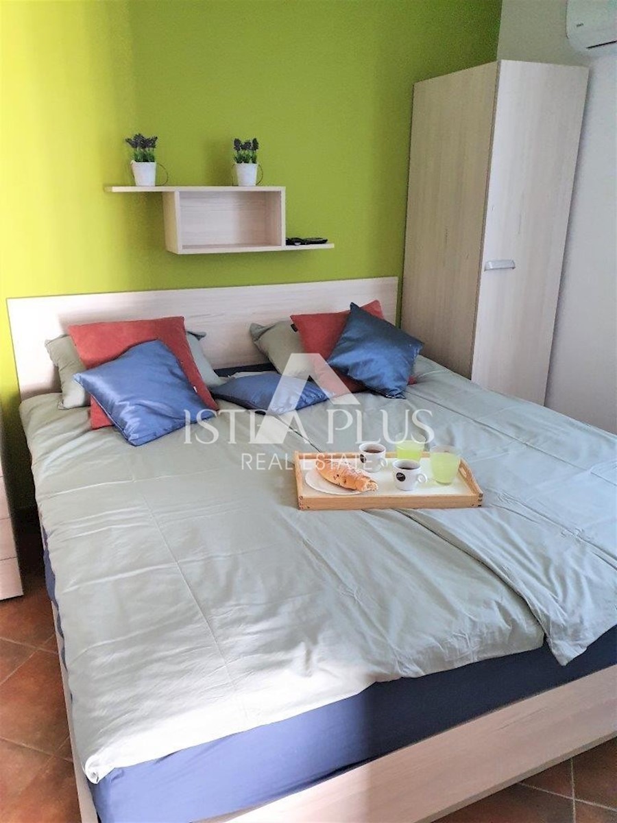 Hiša s tremi apartmaji in odprtim pogledom na morje, 2 km od morja!