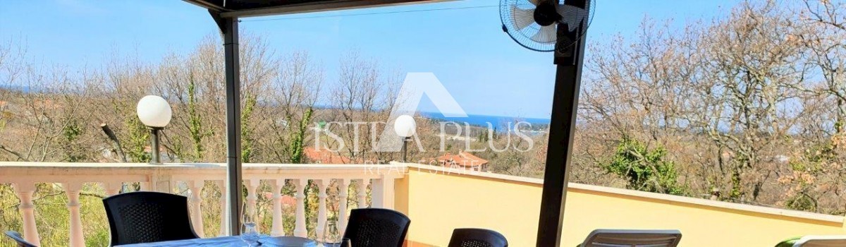 Hiša s tremi apartmaji in odprtim pogledom na morje, 2 km od morja!