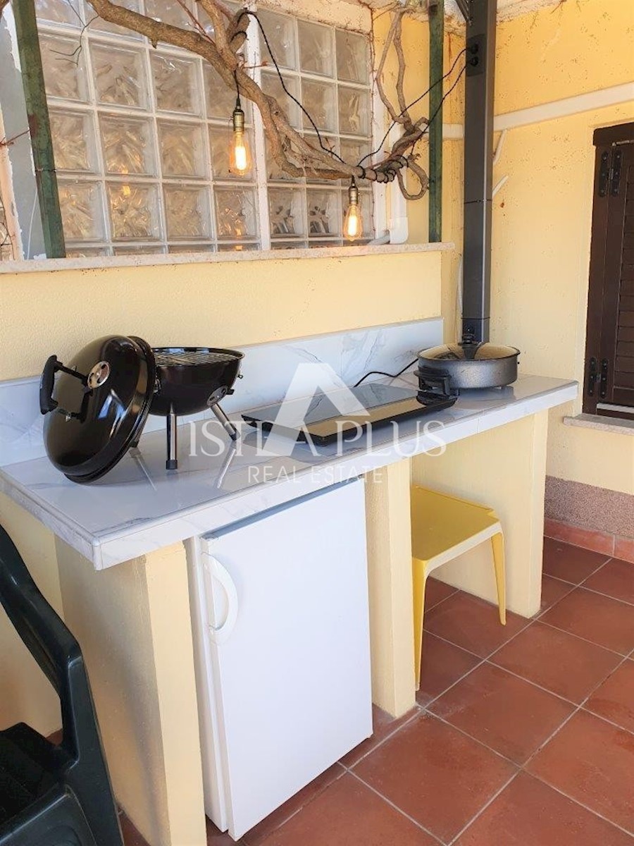Hiša s tremi apartmaji in odprtim pogledom na morje, 2 km od morja!
