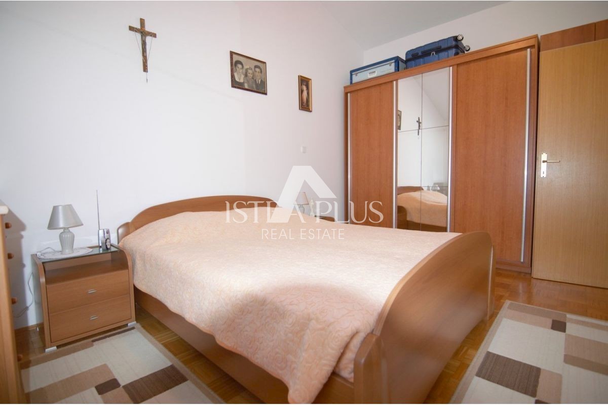 DVOJNA HIŠA Z GARAŽO - OKOLICA POREČA
