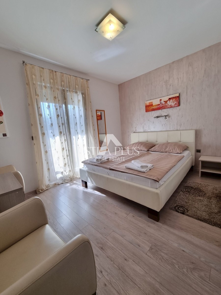 Hiša dvojček z dvema stanovanjema v širšem centru Poreča
