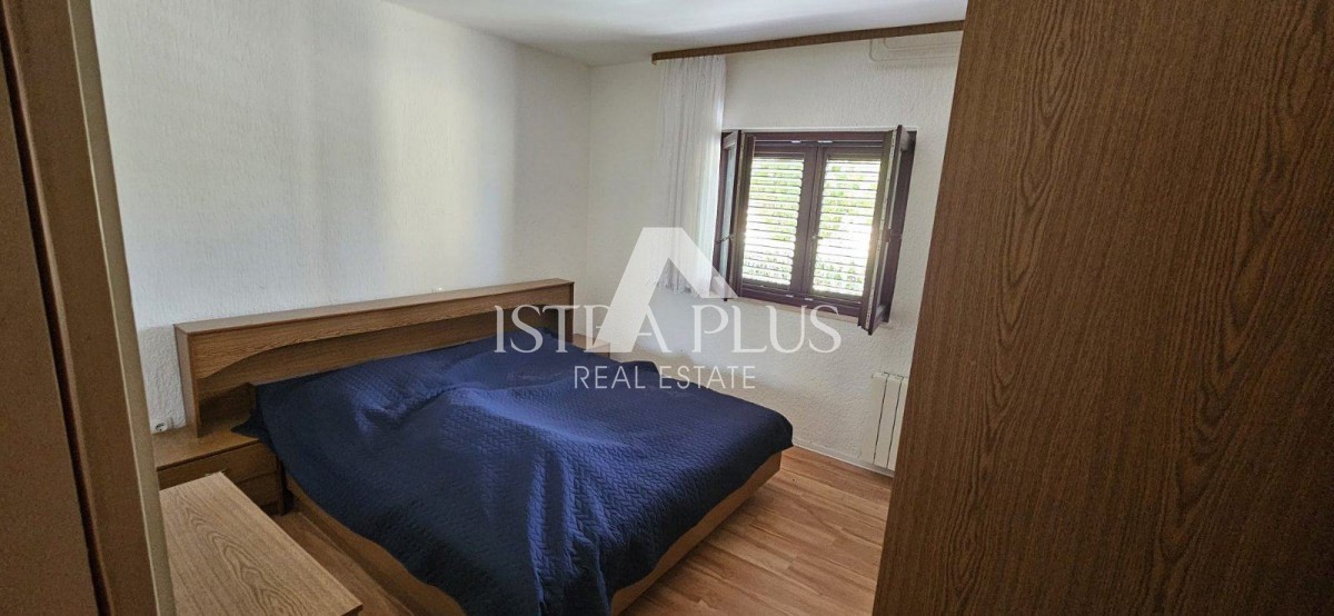 Istra, Poreč blizu centra in morja! Samostojna hiša s 3 apartmaji - prizidek in garaža!