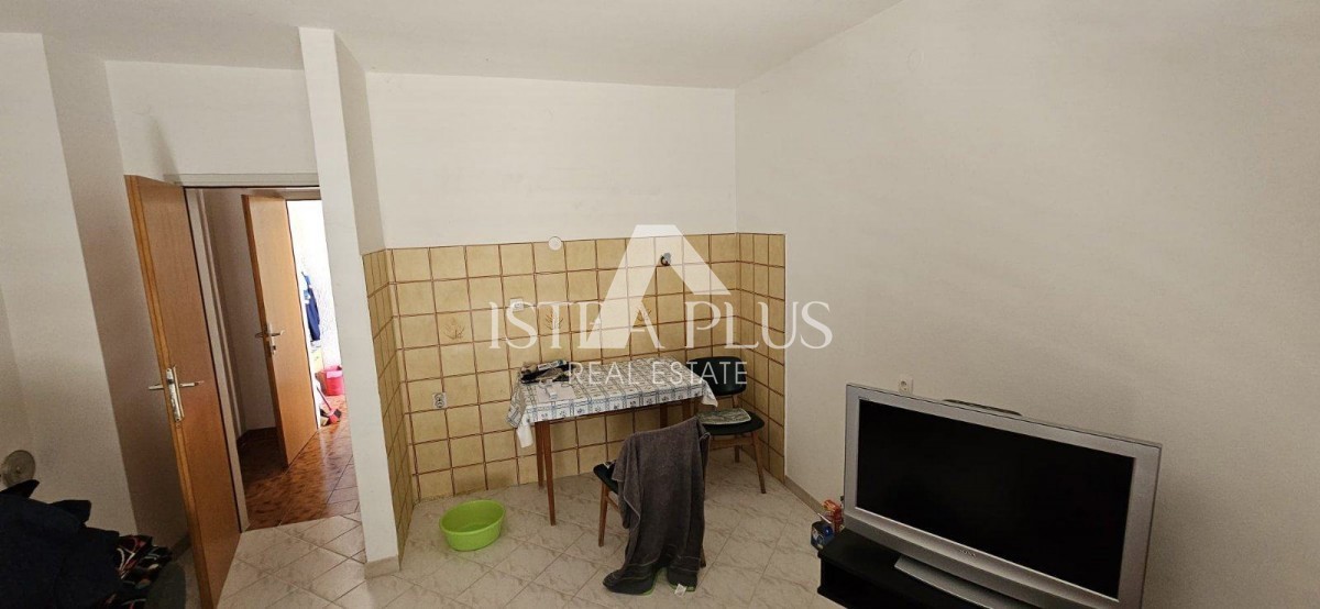 Istra, Poreč blizu centra in morja! Samostojna hiša s 3 apartmaji - prizidek in garaža!