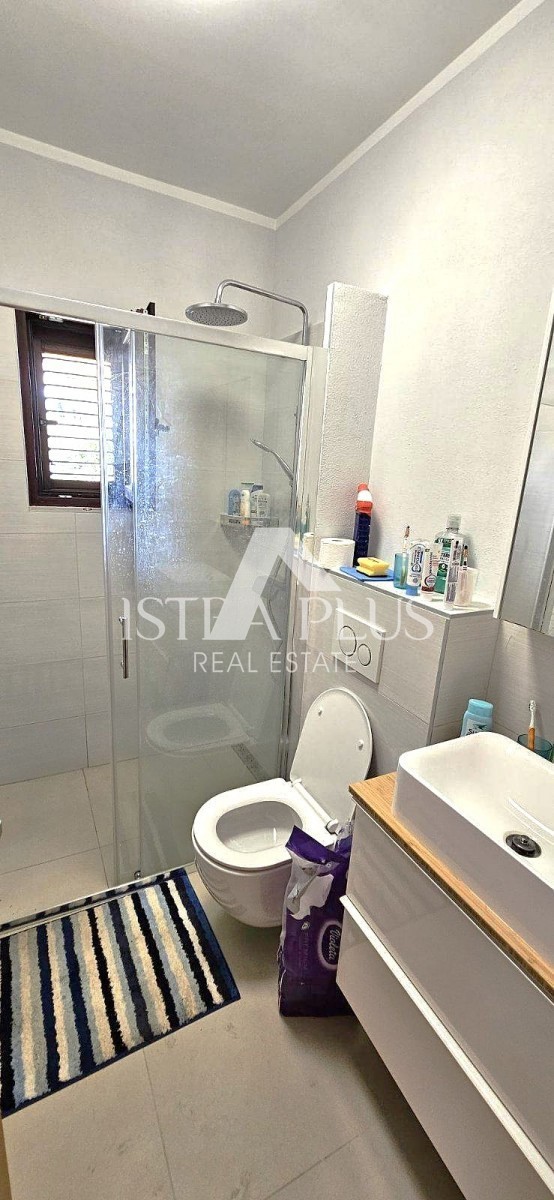 Istra, Poreč blizu centra in morja! Samostojna hiša s 3 apartmaji - prizidek in garaža!