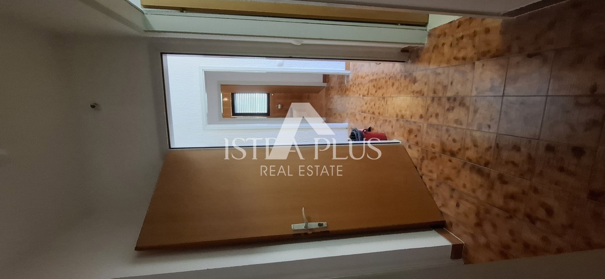 Istra, Poreč blizu centra in morja! Samostojna hiša s 3 apartmaji - prizidek in garaža!